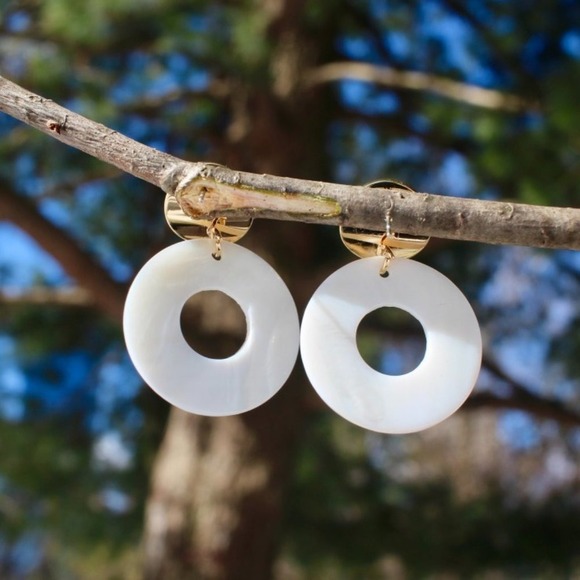 New White Circle Tortoise Shell Dangle Earrings - Picture 6 of 10